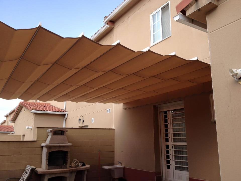 Persianas y Toldos A. Gutiérrez casa con toldo